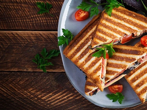 طرز تهیه اسنک کالباس با تابه نالینو و ساندویچ ساز
