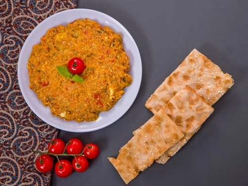 طرز تهیه میرزا قاسمی با بادمجان کبابی | تجربه آشپزی بهتر با ظروف چدنی نالینو