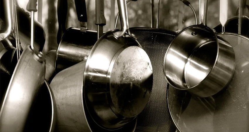 پختن غذا در ظروف آهنی